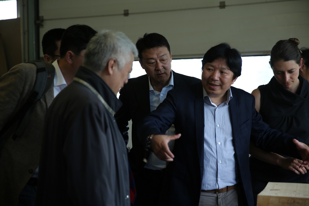 國家工信部、國家標準化委員會、德國經(jīng)濟和能源部在德國萊比錫召開了《中德智能制造/工業(yè)4.0標準化工作組會議》。會議期間，一行人參觀了位于德國萊比錫的德國國寶博蘭斯勒鋼琴廠