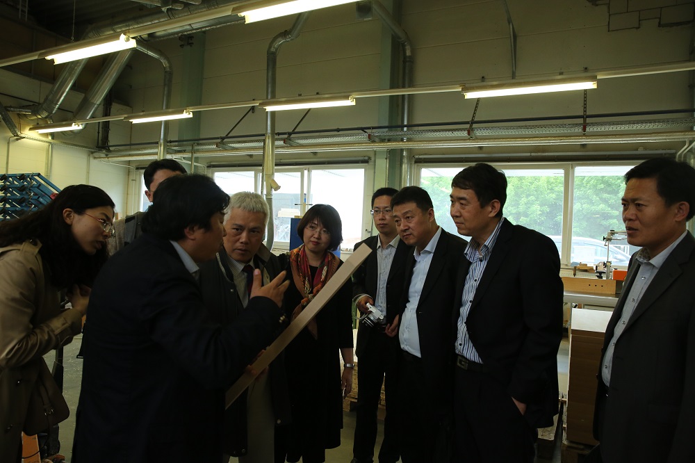 國家工信部、國家標準化委員會、德國經(jīng)濟和能源部在德國萊比錫召開了《中德智能制造/工業(yè)4.0標準化工作組會議》。會議期間，一行人參觀了位于德國萊比錫的德國國寶博蘭斯勒鋼琴廠