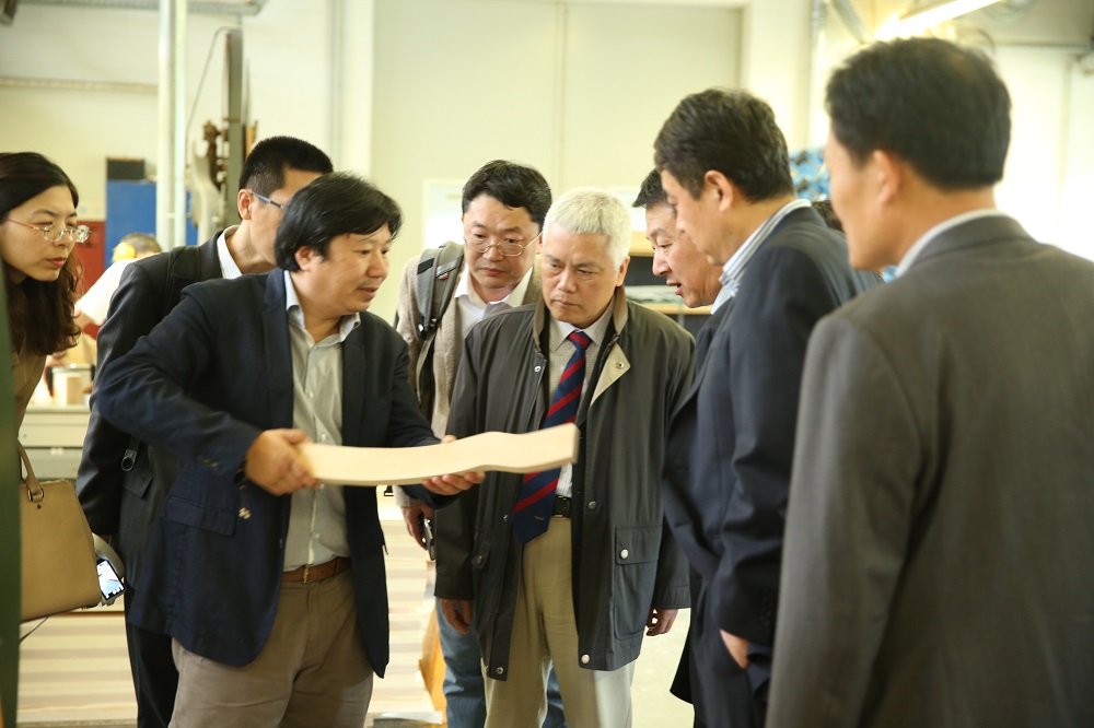 國家工信部、國家標準化委員會、德國經(jīng)濟和能源部在德國萊比錫召開了《中德智能制造/工業(yè)4.0標準化工作組會議》。會議期間，一行人參觀了位于德國萊比錫的德國國寶博蘭斯勒鋼琴廠